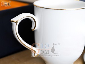 Cốc sứ men trắng dáng chóp lửa kẻ chỉ vàng kim, có nắp 400ml