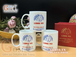Cốc sứ quai tròn men trắng, in logo quà tặng Nha Khoa Long Vũ