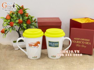 Cốc sứ men trắng dáng vát cao in logo quà tặng, nắp silicon
