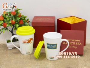 Cốc sứ men trắng dáng vát cao in logo quà tặng, nắp silicon