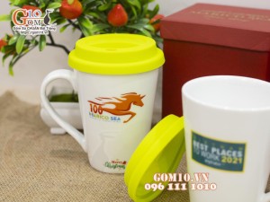Cốc sứ men trắng dáng vát cao in logo quà tặng, nắp silicon