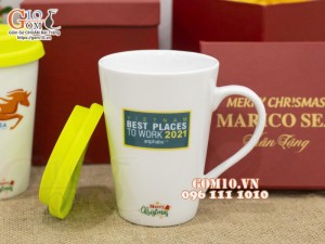 Cốc sứ men trắng dáng vát cao in logo quà tặng, nắp silicon