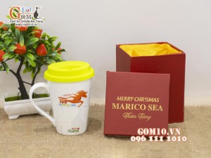 Cốc sứ men trắng dáng vát cao in logo quà tặng, nắp silicon