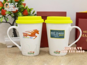 Cốc sứ men trắng dáng vát cao in logo quà tặng, nắp silicon
