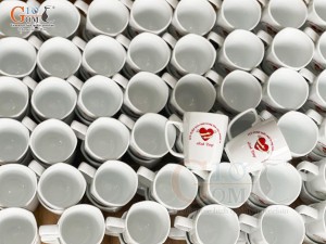 Cốc sứ men trắng dáng vuông, in logo quà tặng