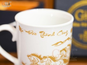 Cốc sứ men trắng họa tiết Mã Đáo Thành Công, 400ml