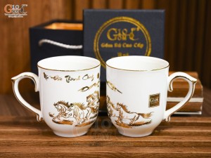 Cốc sứ men trắng họa tiết Mã Đáo Thành Công vàng kim, 400ml