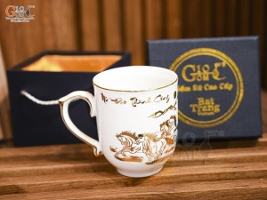 Cốc sứ men trắng họa tiết Mã Đáo Thành Công vàng kim, 400ml