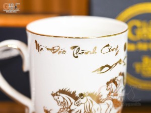 Cốc sứ men trắng họa tiết Mã Đáo Thành Công vàng kim, 400ml