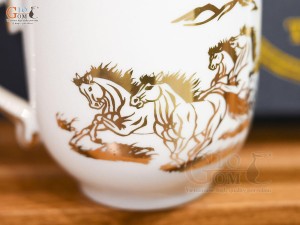 Cốc sứ men trắng họa tiết Mã Đáo Thành Công vàng kim, 400ml