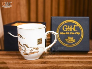 Cốc sứ men trắng họa tiết Mã Đáo Thành Công vàng kim, 400ml