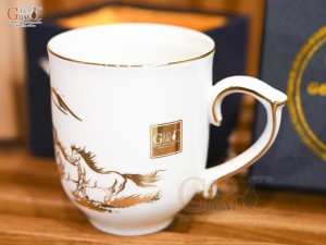 Cốc sứ men trắng họa tiết Mã Đáo Thành Công vàng kim, 400ml