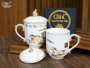 Cốc sứ men trắng họa tiết Mã Đáo Thành Công vàng kim có nắp, 400ml
