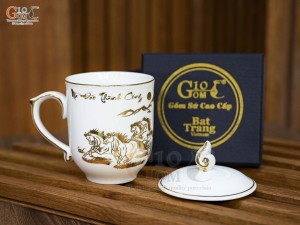 Cốc sứ men trắng họa tiết Mã Đáo Thành Công vàng kim có nắp, 400ml