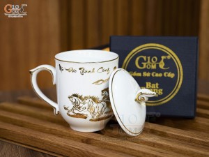 Cốc sứ men trắng họa tiết Mã Đáo Thành Công vàng kim có nắp, 400ml