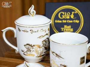 Cốc sứ men trắng họa tiết Mã Đáo Thành Công vàng kim có nắp, 400ml