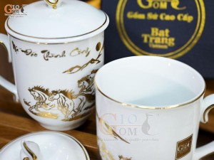 Cốc sứ men trắng họa tiết Mã Đáo Thành Công vàng kim có nắp, 400ml