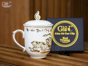 Cốc sứ men trắng họa tiết Mã Đáo Thành Công vàng kim có nắp, 400ml