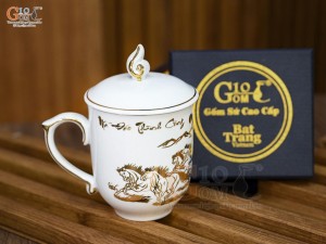 Cốc sứ men trắng họa tiết Mã Đáo Thành Công vàng kim có nắp, 400ml