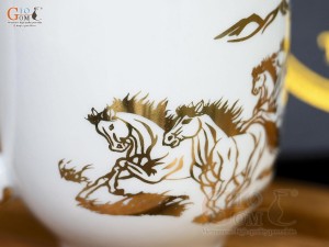 Cốc sứ men trắng họa tiết Mã Đáo Thành Công vàng kim có nắp, 400ml