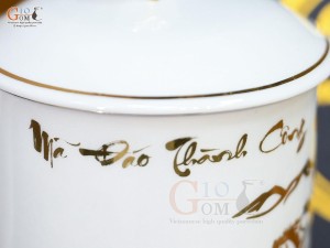Cốc sứ men trắng họa tiết Mã Đáo Thành Công vàng kim có nắp, 400ml