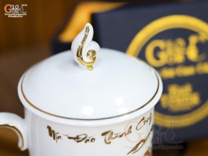Cốc sứ men trắng họa tiết Mã Đáo Thành Công vàng kim có nắp, 400ml