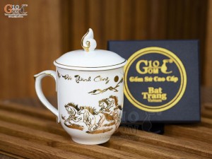 Cốc sứ men trắng họa tiết Mã Đáo Thành Công vàng kim có nắp, 400ml