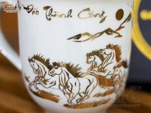 Cốc sứ men trắng họa tiết Mã Đáo Thành Công vàng kim có nắp, 400ml