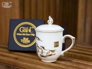 Cốc sứ men trắng họa tiết Mã Đáo Thành Công vàng kim có nắp, 400ml