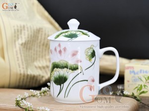 Cốc sứ men trắng quai vuông, có nắp - đường kính 8,5cm