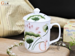 Cốc sứ men trắng quai vuông, có nắp - đường kính 8,5cm