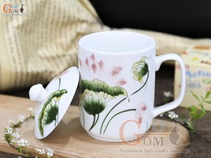 Cốc sứ men trắng quai vuông, có nắp - đường kính 8,5cm