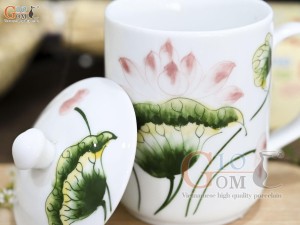 Cốc sứ men trắng quai vuông, có nắp - đường kính 8,5cm