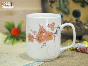 Cốc sứ men trắng quai vuông họa tiết hoa đào, 350ml