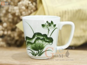 Cốc sứ men trắng quai vuông họa tiết hoa sen, đường kính 7,5cm