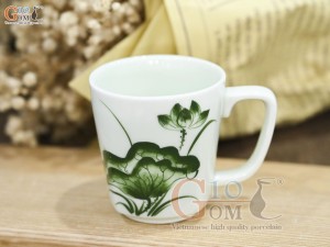 Cốc sứ men trắng quai vuông họa tiết hoa sen, đường kính 7,5cm