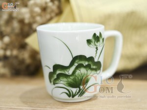 Cốc sứ men trắng quai vuông họa tiết hoa sen, đường kính 7,5cm