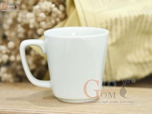 Cốc sứ men trắng quai vuông họa tiết hoa sen, đường kính 7,5cm