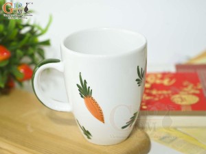 Cốc sứ men trắng vẽ Cà Rốt chỉ xanh, 280ml