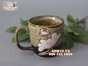 Cốc sứ quai men hoả biến gấm vàng khắc sen, đường kính 8,5cm