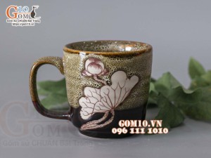 Cốc sứ quai men hoả biến gấm vàng khắc sen, đường kính 8,5cm