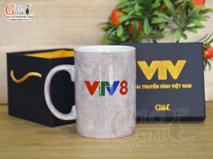 Cốc sứ quai tròn men đá cảnh Thuận Buồm Xuôi Gió in logo VTV8, màu hồng đất 450ml