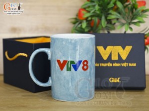 Cốc sứ quai tròn men đá cảnh Thuận Buồm Xuôi Gió in logo VTV8, màu thiên thanh 450ml