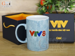 Cốc sứ quai tròn men đá cảnh Thuận Buồm Xuôi Gió in logo VTV8, màu thiên thanh 450ml
