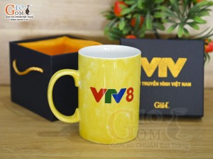 Cốc sứ quai tròn men đá cảnh Thuận Buồm Xuôi Gió in logo VTV8, màu vàng chanh 450ml