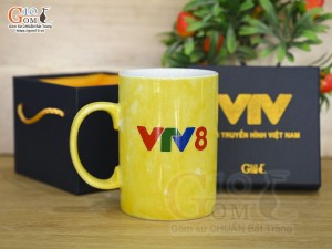 Cốc sứ quai tròn men đá cảnh Thuận Buồm Xuôi Gió in logo VTV8, màu vàng chanh 450ml