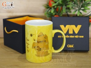 Cốc sứ quai tròn men đá cảnh Thuận Buồm Xuôi Gió in logo VTV8, màu vàng chanh 450ml