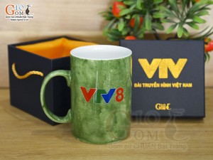 Cốc sứ quai tròn men đá cảnh Thuận Buồm Xuôi Gió in logo VTV8, màu xanh 450ml