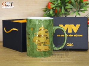 Cốc sứ quai tròn men đá cảnh Thuận Buồm Xuôi Gió in logo VTV8, màu xanh 450ml