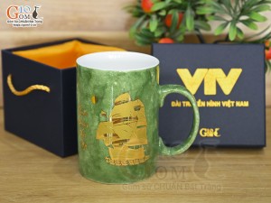 Cốc sứ quai tròn men đá cảnh Thuận Buồm Xuôi Gió in logo VTV8, màu xanh 450ml
